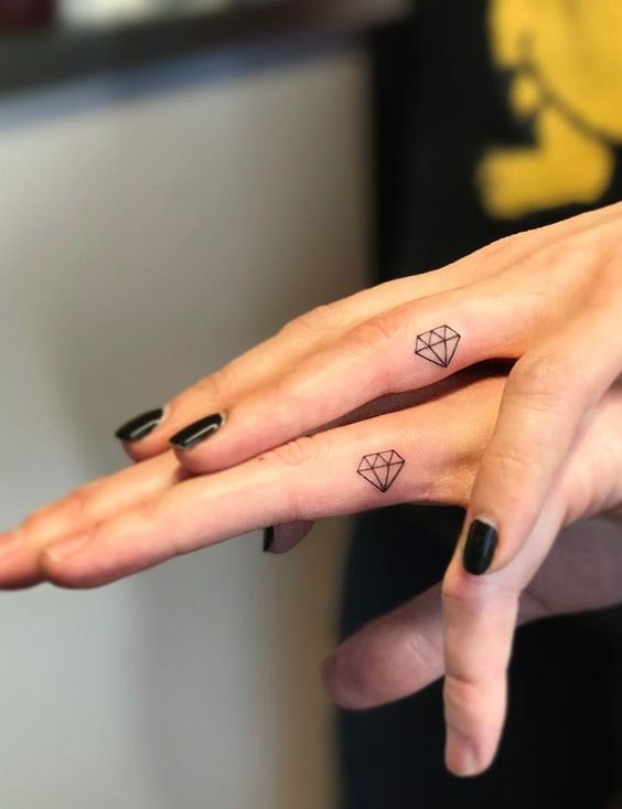 Tatuaje mici pe mana pentru femei
