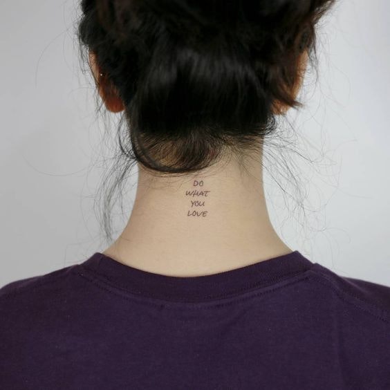 Tatuaj mic pe gat pentru femei