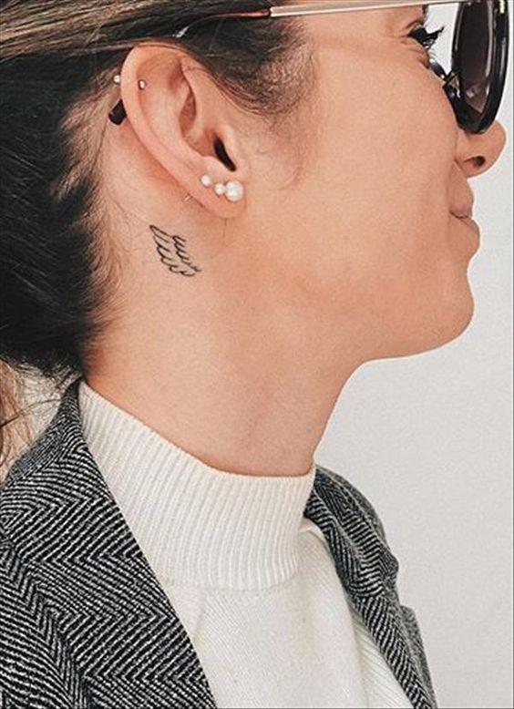 Tatuaj mic pe gat pentru femei