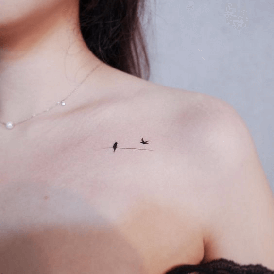 Mic tatuaj pe clavicula pentru femei