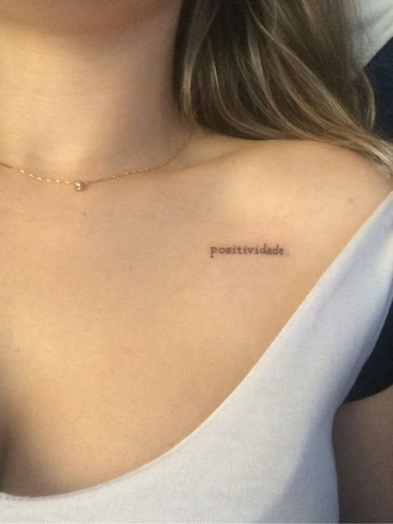 Tatuaje pe clavicula pentru femei
