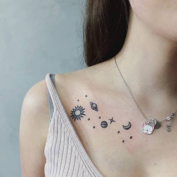 Tatuaje pe clavicula pentru femei
