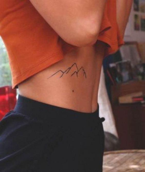 tatuaj abdomen mic femeie