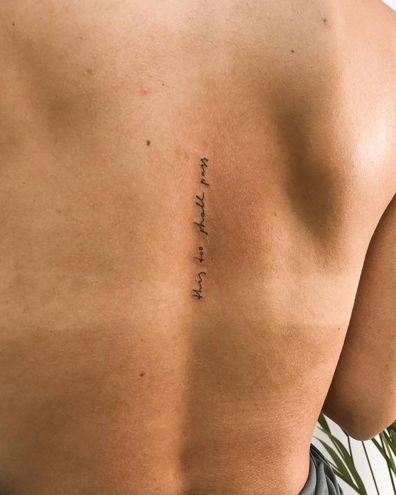 tatuaj cu expresie pe spate pentru femeie
