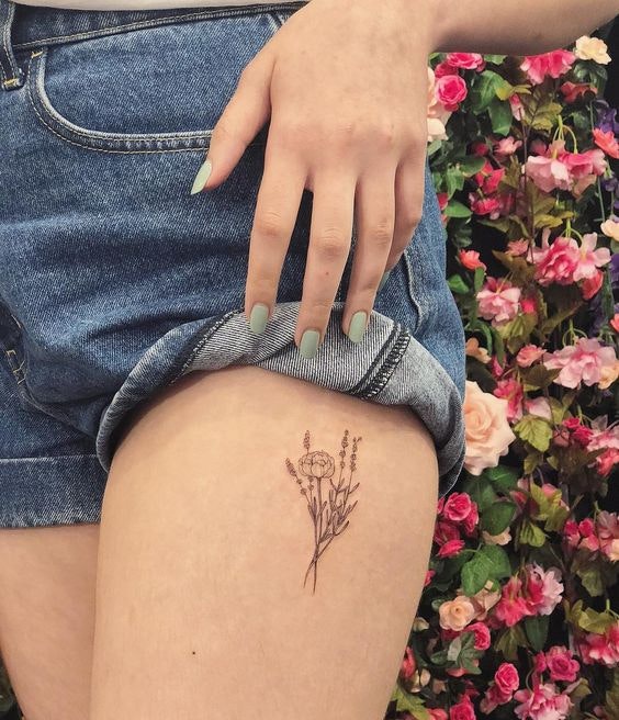 Mic tatuaj pe picior pentru femei