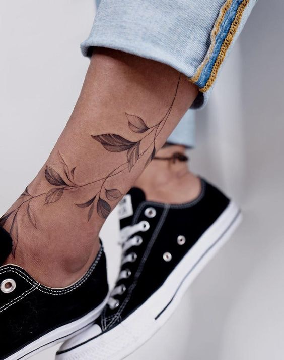 femeie cu tatuaj picior mic