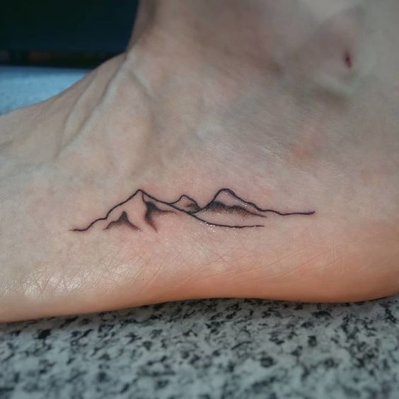 Mic tatuaj pe picior pentru femei
