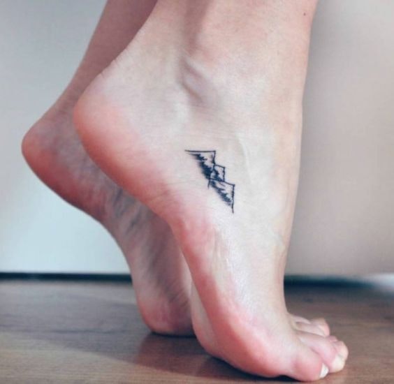 tatuaj munti femeie in picioare