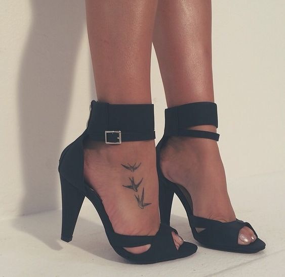 tatuaj de pasare cu tocuri