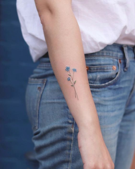 tatuaj cu flori albastre pentru femei