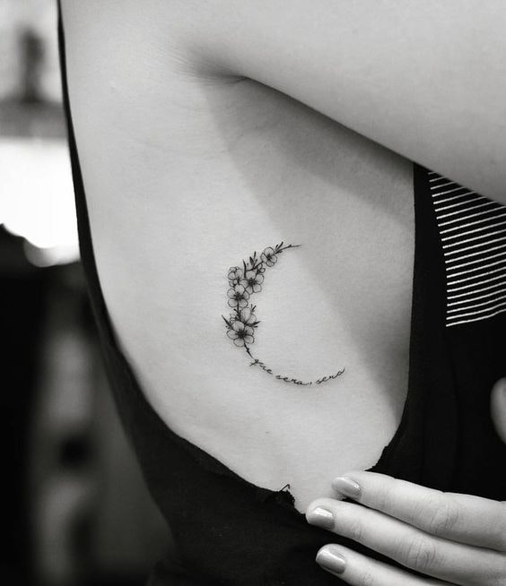 tatuaje mici cu flori negre