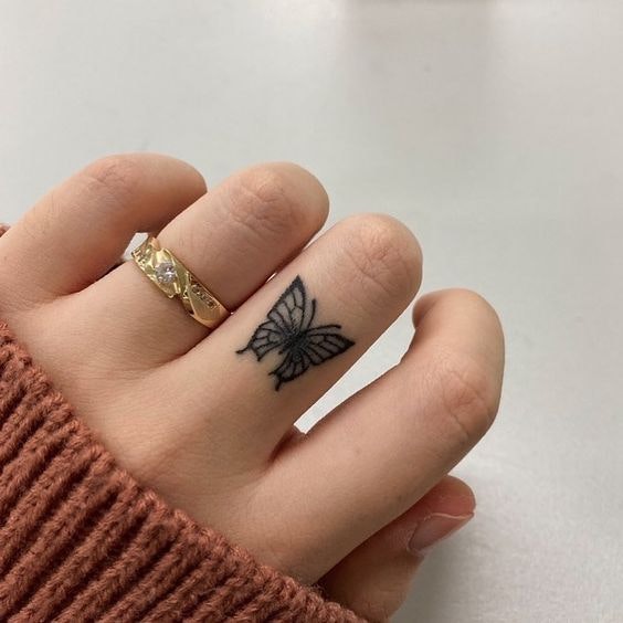 Tatuaje mici cu fluturi pentru femei