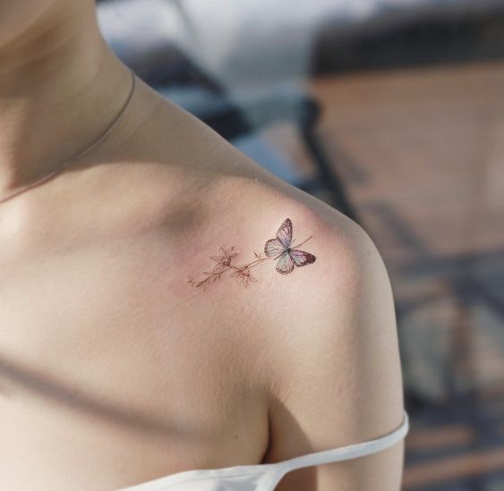 Tatuaje mici cu fluturi pentru femei